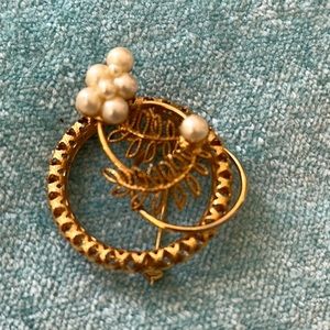 Vintage Brooch pin pearls/gold tone